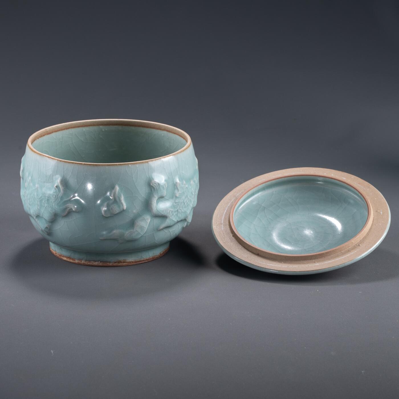 日本大阪雅和auction 2025金秋競賣會第一期 元 龍泉窯龍紋蓋罐 尺寸:D:15 H:13.5cm