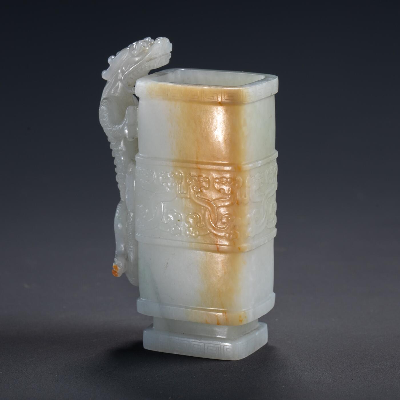 日本大阪雅和auction 2025金秋競賣會第一期 清 白玉龍紋梔杯 尺寸:W:5.5 H:9.5cm 備註:盒付