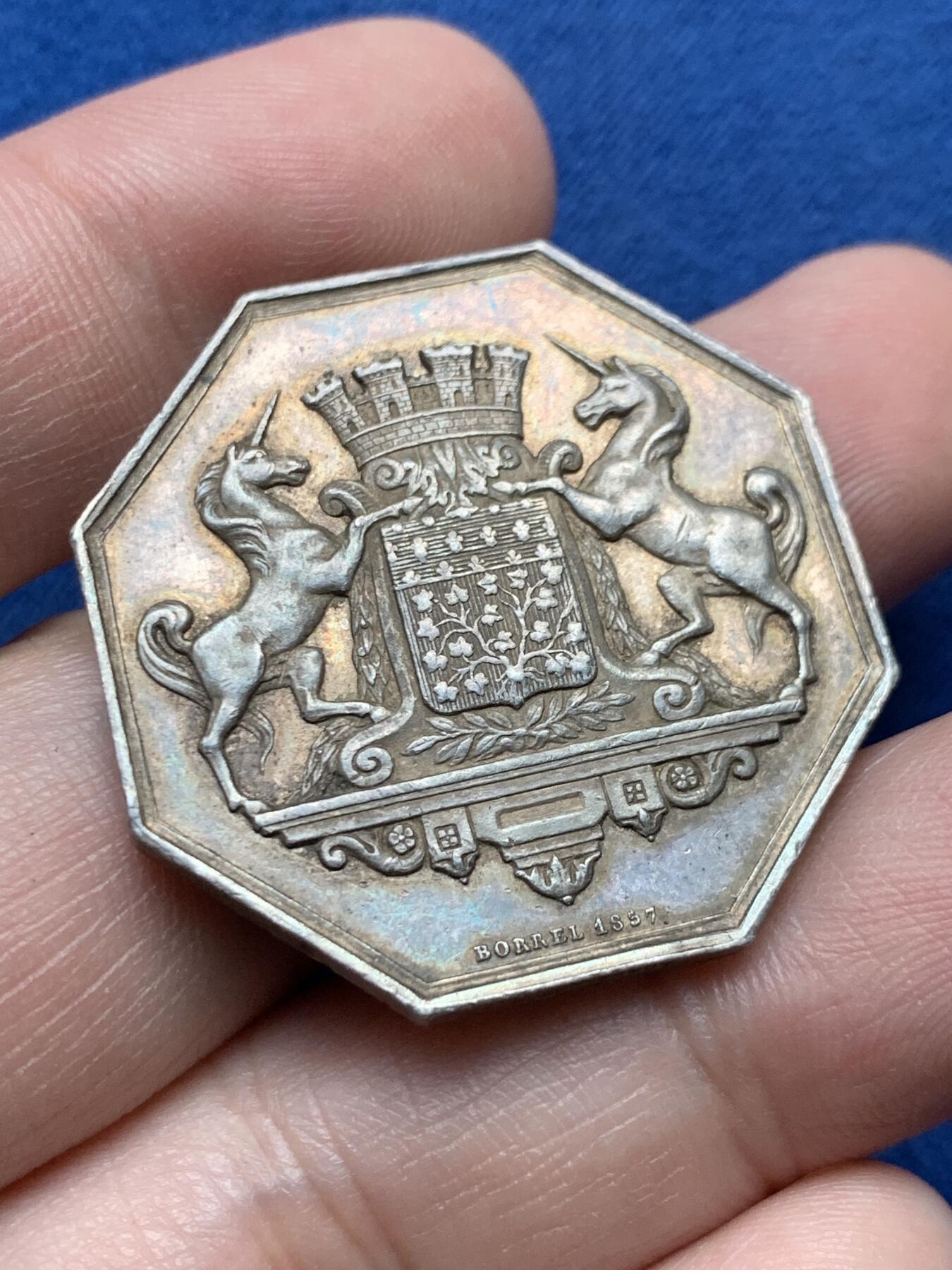 《竞宝斋》第435场 周日，周一2场连拍 （全场包邮） 法国1857年亚眠商业银行监督委员会八角银章，33.6MM，18.18克，手指银标