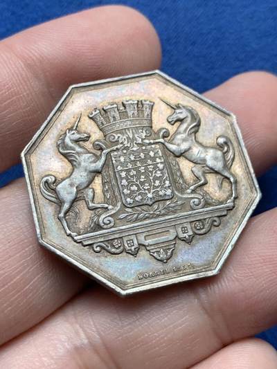 《竞宝斋》第435场 周日，周一2场连拍 （全场包邮） - 法国1857年亚眠商业银行监督委员会八角银章，33.6MM，18.18克，手指银标