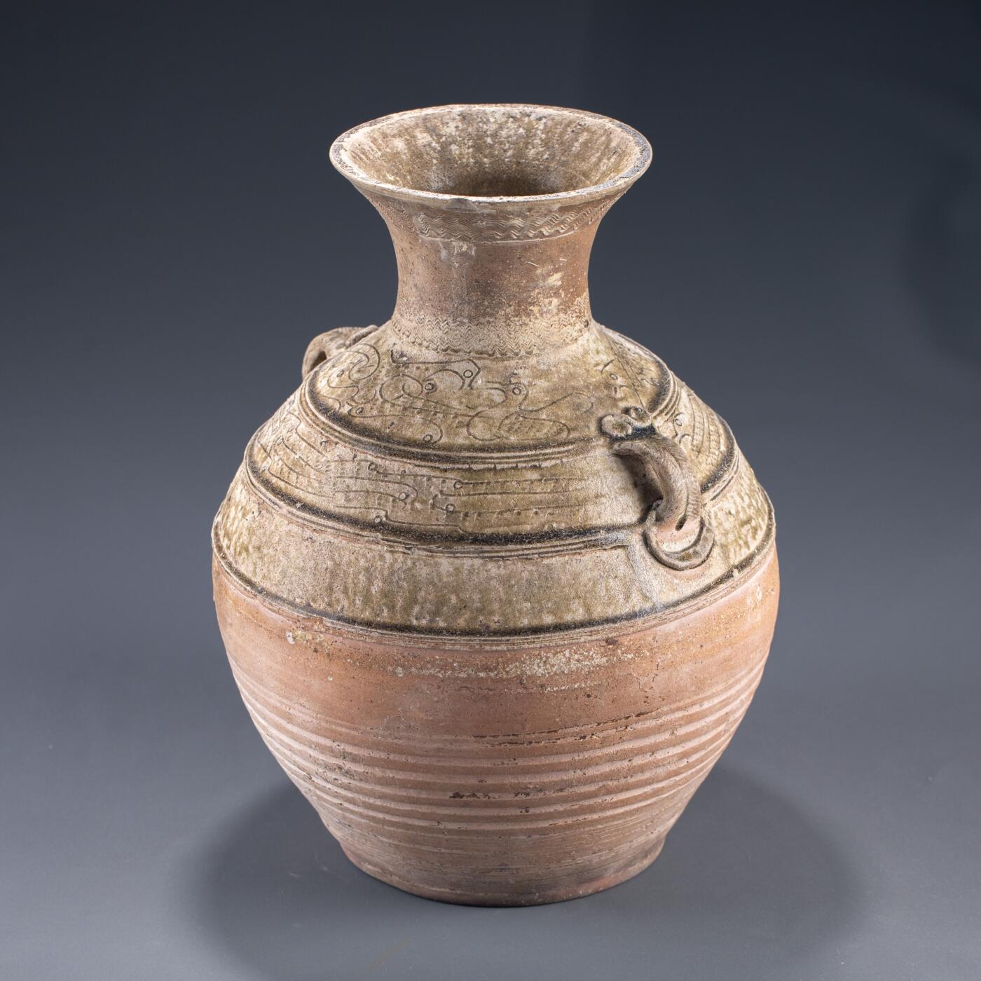 日本大阪雅和auction 2025金秋競賣會第一期 漢 灰釉線刻雙耳罐 尺寸:W:25 H33cm