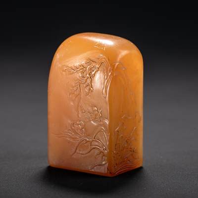 日本大阪雅和auction 2025金秋競賣會第一期 - 清 黃易作 壽山石印章 尺寸:L:2.7 W:2 H:4.5cm 備註:盒付