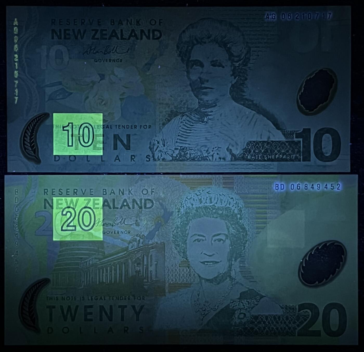 小福收藏拍卖第197期 裸钞场 本期有多张豹子号靓号 百慕大03年50元纪念钞百位号 马来亚和英属婆罗洲开国第一张纸币大冠女王 马来亚 41年1元英王乔六 法属太平洋10000法郎 捷克1000克朗纪念钞千位号  卢森堡 1000法郎  萨尔瓦多样钞 匈牙利 法罗群岛 危地马拉等多国精美纸币 新西兰 2006年 10+20元 1组2张 unc