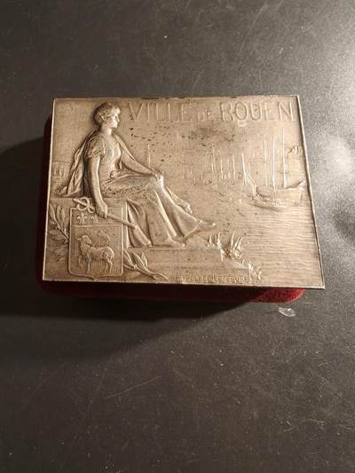 老王徽章第161期 - 法国鲁昂市镀银方形大铜章     带盒子     尺寸68×50mm.    重量98.3g