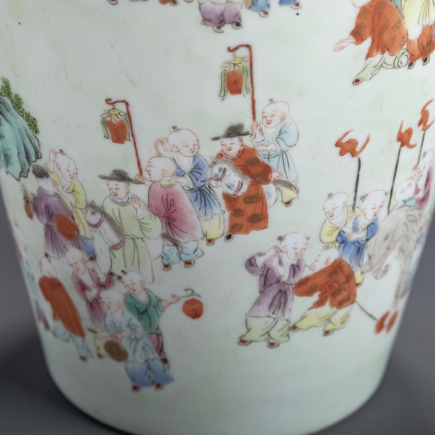 日本大阪雅和auction 2025金秋競賣會第一期 清嘉慶 粉彩戲嬰圖花入 尺寸:W:13 H:27cm 備註:木箱