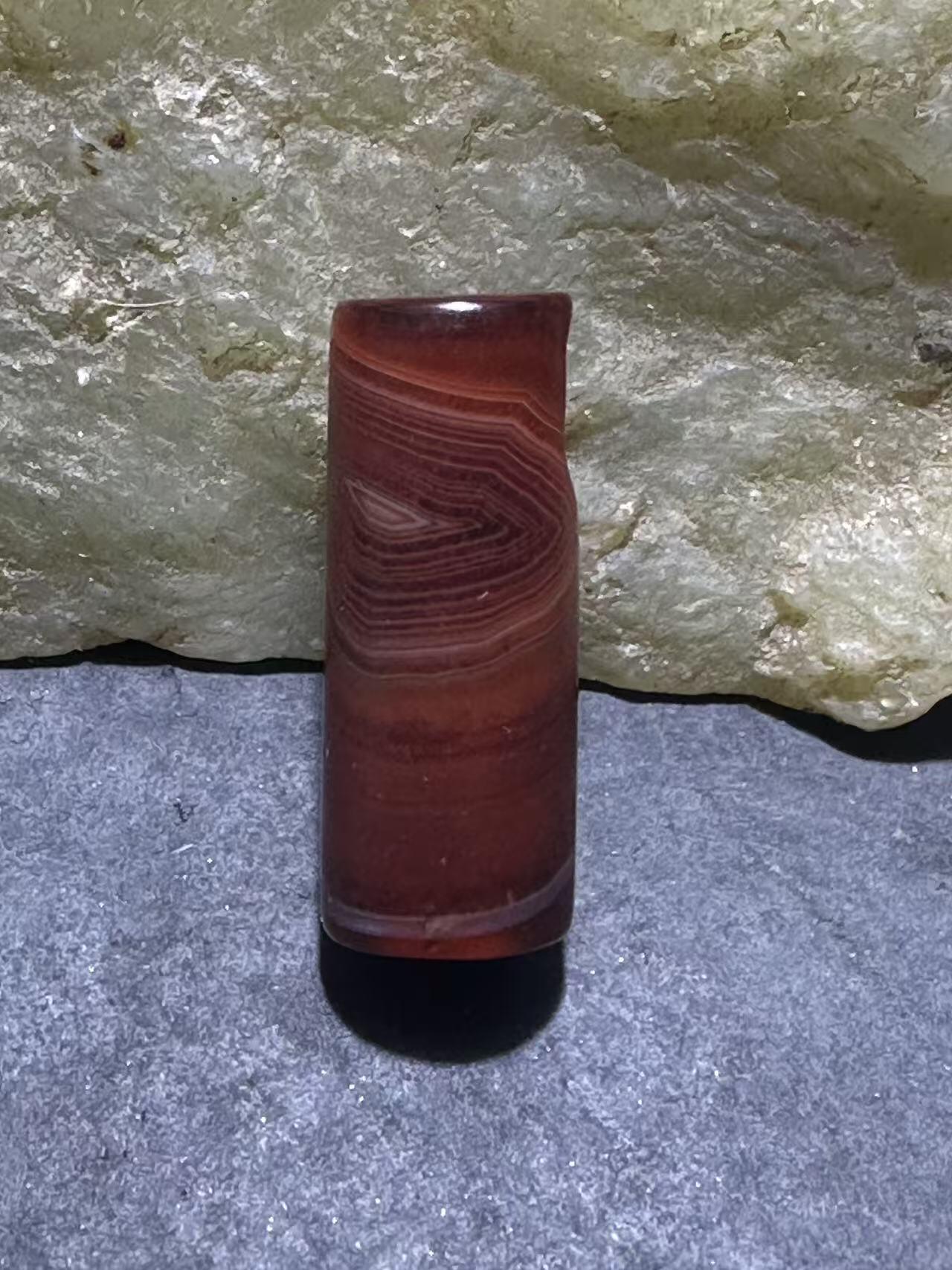 高玉化酒红色缠丝玛瑙通货直桶，桶珠一颗。