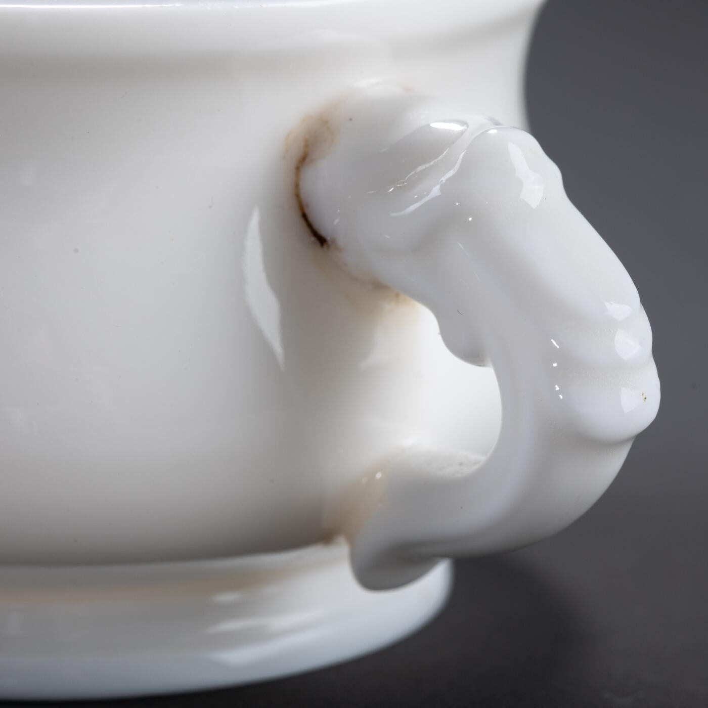 日本大阪雅和auction 2025金秋競賣會第一期 德化窯雙耳香爐 尺寸:W:12 H:5cm 備註:木箱