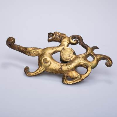 日本大阪雅和auction 2025金秋競賣會第一期 - 戰國 鎏金銅帶鉤 尺寸:L:18.5 W:10cm