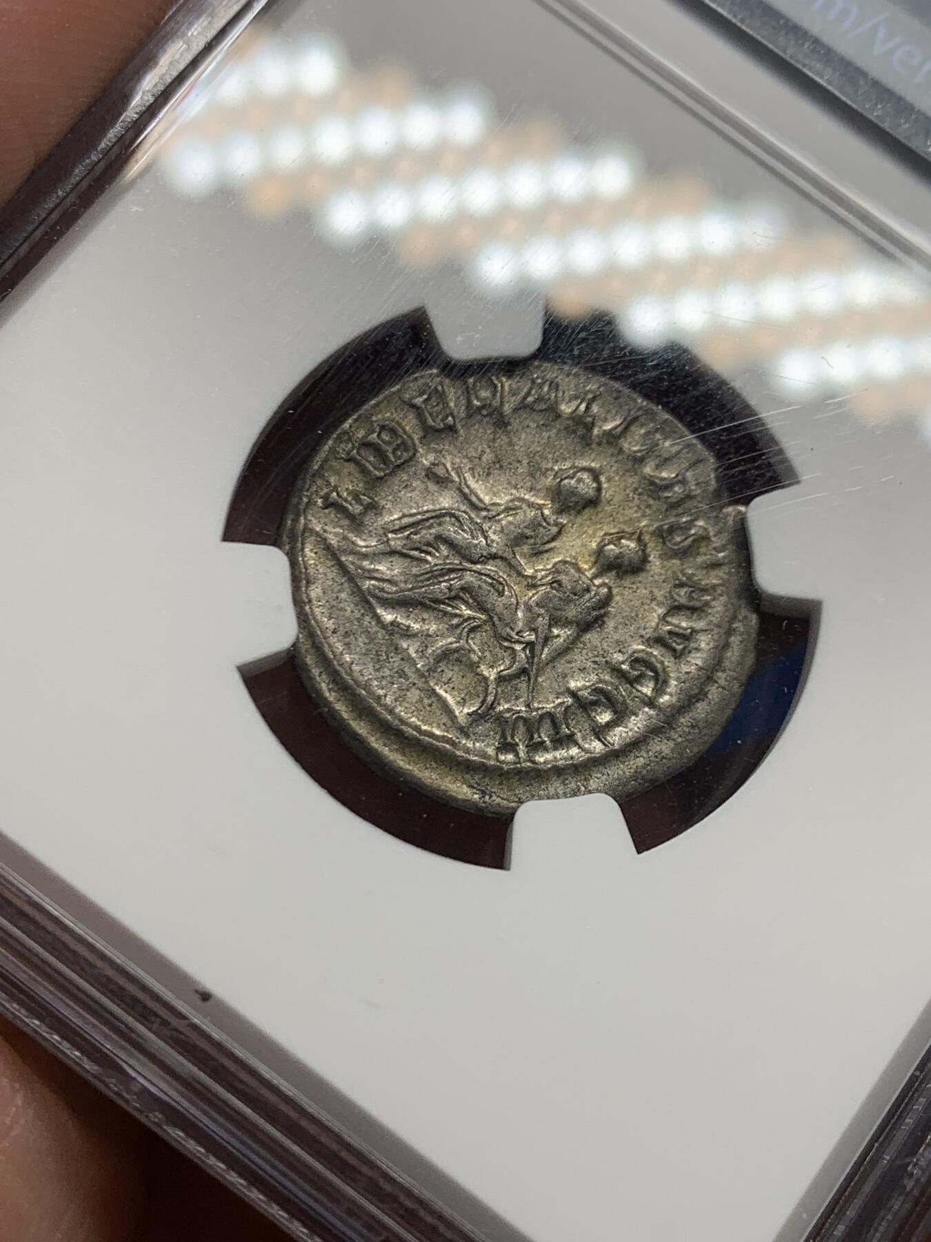 《竞宝斋》第435场 周日，周一2场连拍 （全场包邮） NGC CHVF 古罗马帝国菲利普二世银币，1安东尼安（相当于2狄纳里），公元247-249年，背面是两个小人并排坐着。