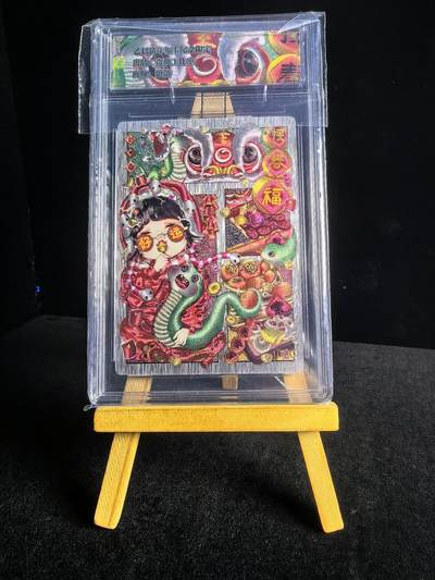 拒绝佣金 不寄存  卡牌设有底价 拒绝小号抬价 大家放心拍 所有拍品全部有卡膜 自制卡牌 不包厂瑕 放大镜 品控 勿拍 流拍商品会循环 感谢大家支持 留个关注 不定时上新 谢谢 - 奇点卡牌 亲签尾编 蛇年礼盒 溶溶 贺岁亲签限编10/10尾编