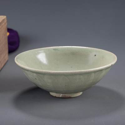 日本大阪雅和auction 2025金秋競賣會第一期 - 南宋 龍泉窯蓮瓣碗（附來源） 尺寸:D:16 H:6cm 備註:木箱,资料