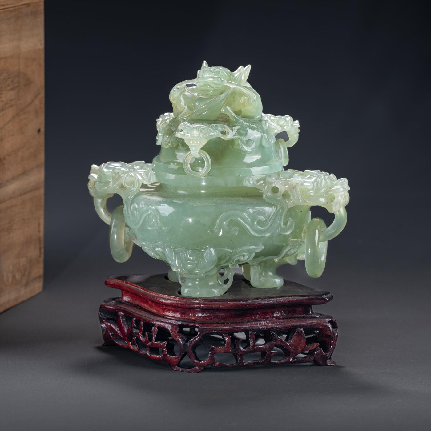 日本大阪雅和auction 2025金秋競賣會第一期 清 玉香爐 尺寸:W:17.5 H:14
底座W:15.5 H:4.5cm 備註:木箱,底座