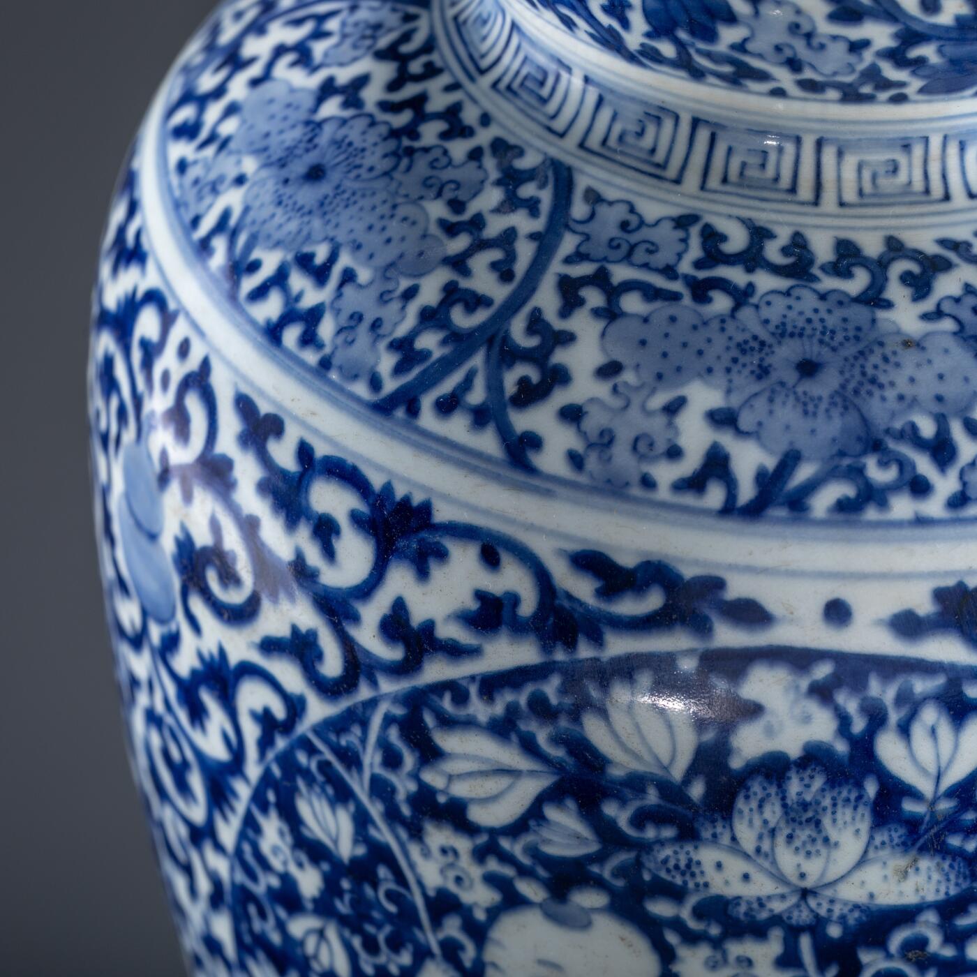 日本大阪雅和auction 2025金秋競賣會第一期 清 染付福祿蓮生貴子開窗瓶 尺寸:W:22 H:48cm