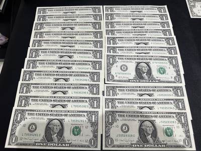 《外钞收藏家》第五百八十一期（畅拍场）（本平台长期征集拍品、欢迎藏友们联系合作） - 1988年1美元14张无折有轻微潮和2017年1美元7张AU 一起 