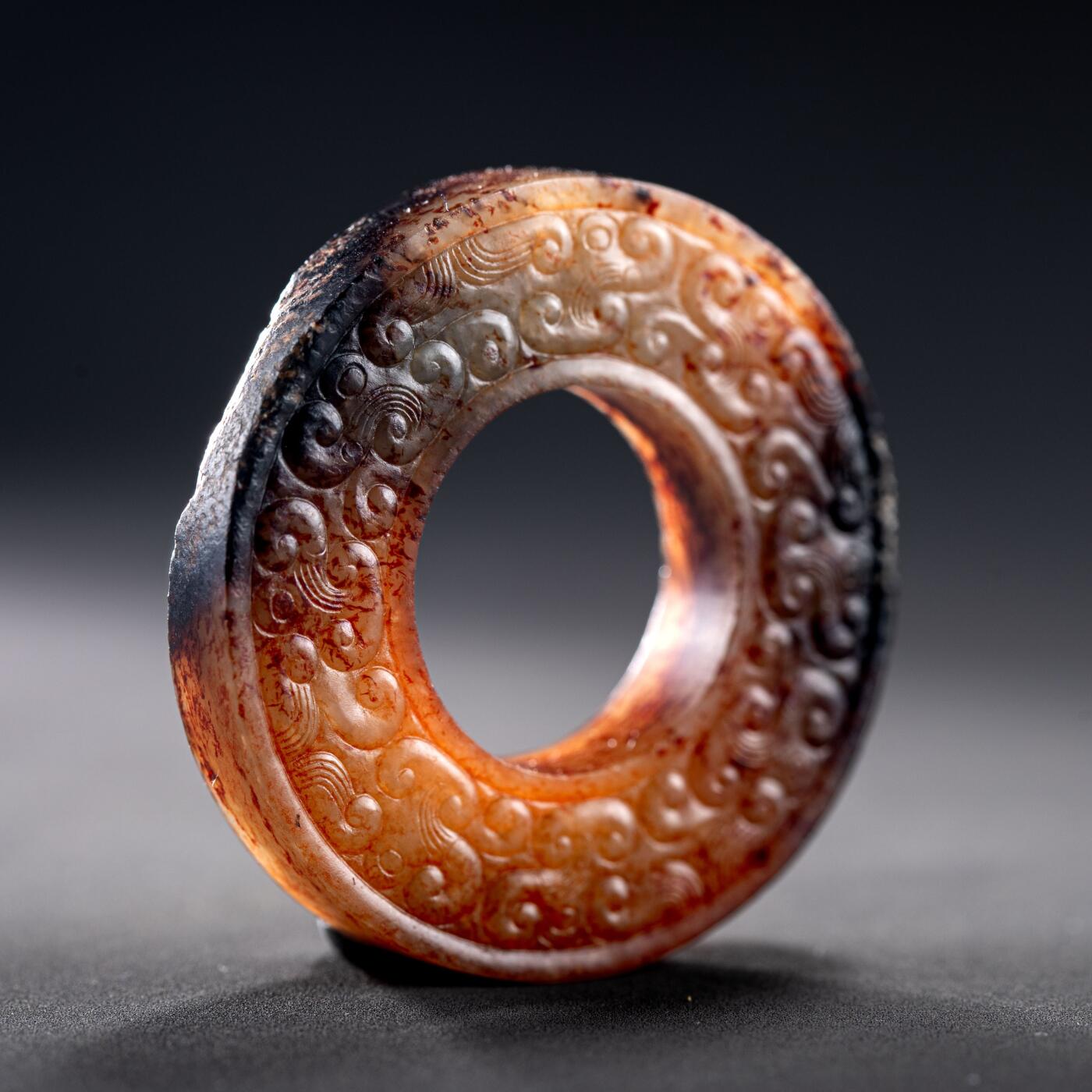 日本大阪雅和auction 2025金秋競賣會第一期 戰國 連雲紋玉璧 尺寸:D:4.5cm