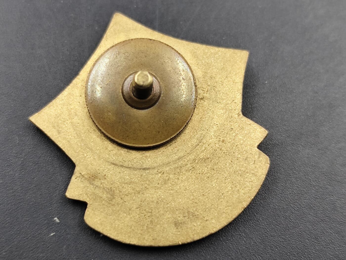 11月徽章新货项目 接下来都是精品场 欢迎关注 捷克优秀军犬证章铜制 少见品种