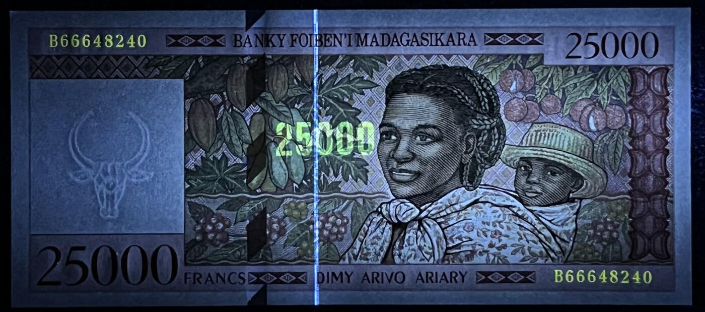 小福收藏拍卖第197期 裸钞场 本期有多张豹子号靓号 百慕大03年50元纪念钞百位号 马来亚和英属婆罗洲开国第一张纸币大冠女王 马来亚 41年1元英王乔六 法属太平洋10000法郎 捷克1000克朗纪念钞千位号  卢森堡 1000法郎  萨尔瓦多样钞 匈牙利 法罗群岛 危地马拉等多国精美纸币 马达加斯加 1998年 25000法郎 666豹子头 unc