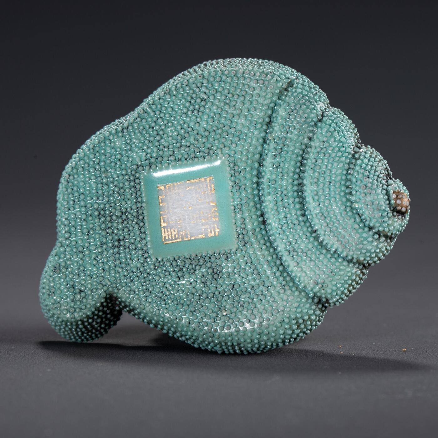 日本大阪雅和auction 2025金秋競賣會第一期 清 仿生釉海螺形筆舔 尺寸:W:7 H:1cm 備註:木箱,底座