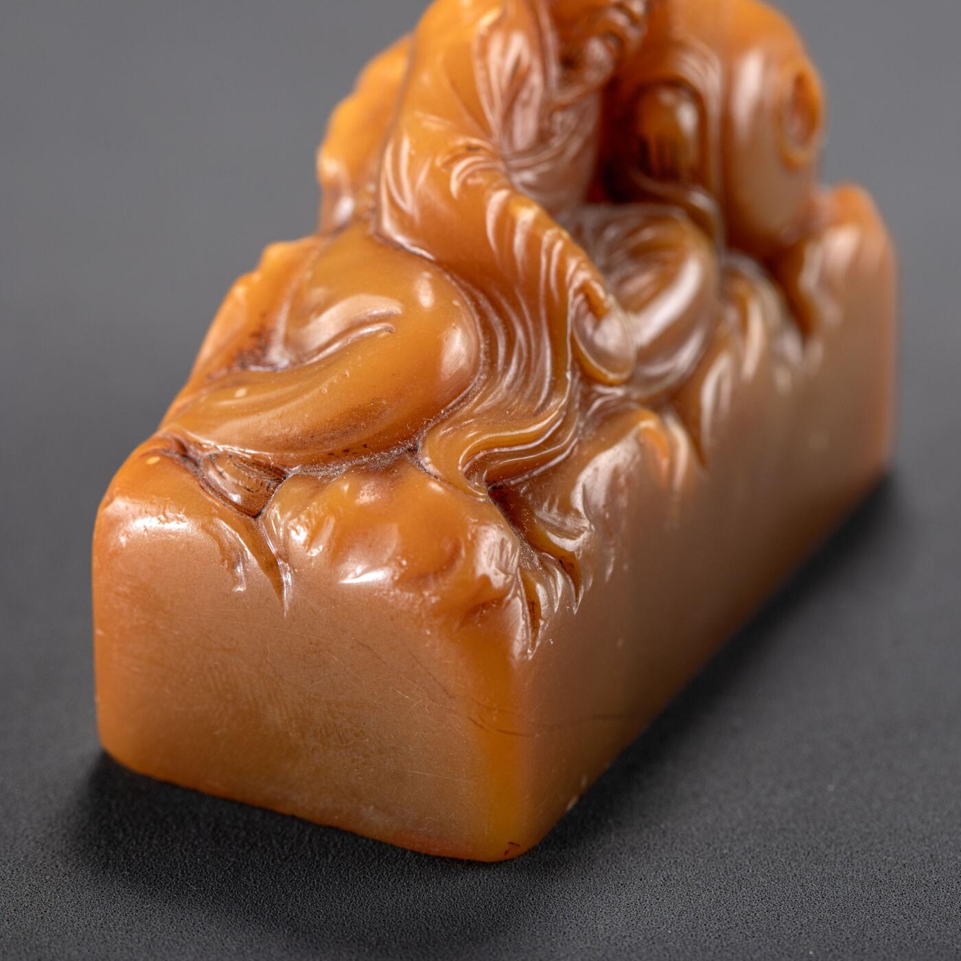 日本大阪雅和auction 2025金秋競賣會第一期 清 田黃雕太白醉酒 尺寸:L:5 W:2.5 H:4cm