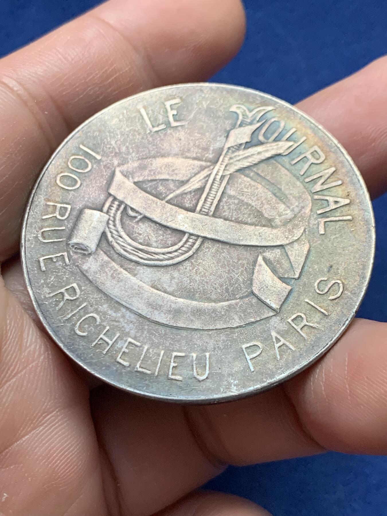 《竞宝斋》第435场 周日，周一2场连拍 （全场包邮） 法兰西《日报》报社纪念镀银铜章 37.8克 45.1mm 稀有