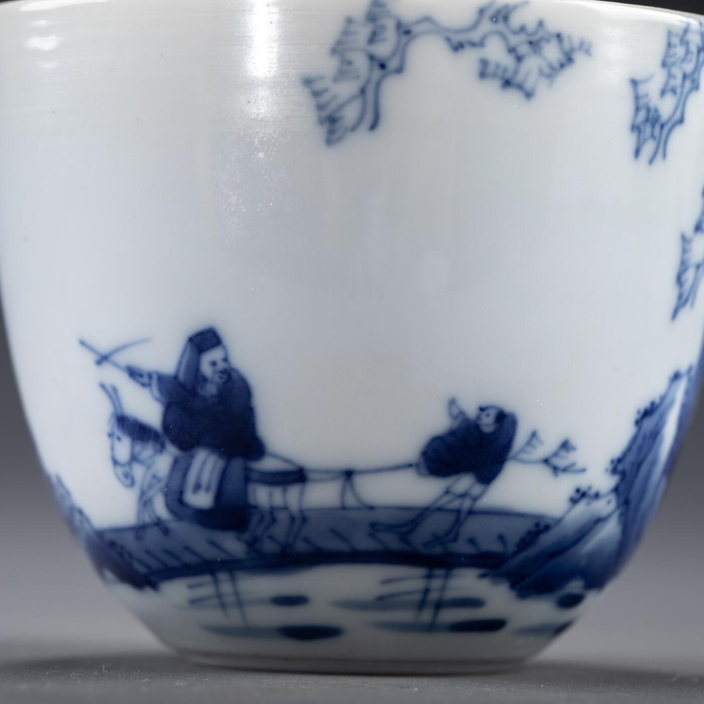 日本大阪雅和auction 2025金秋競賣會第一期 清 內府款 青花詩文踏雪尋梅臥足杯 一對 尺寸:D:7.5 H:6 x2cm 備註:木箱