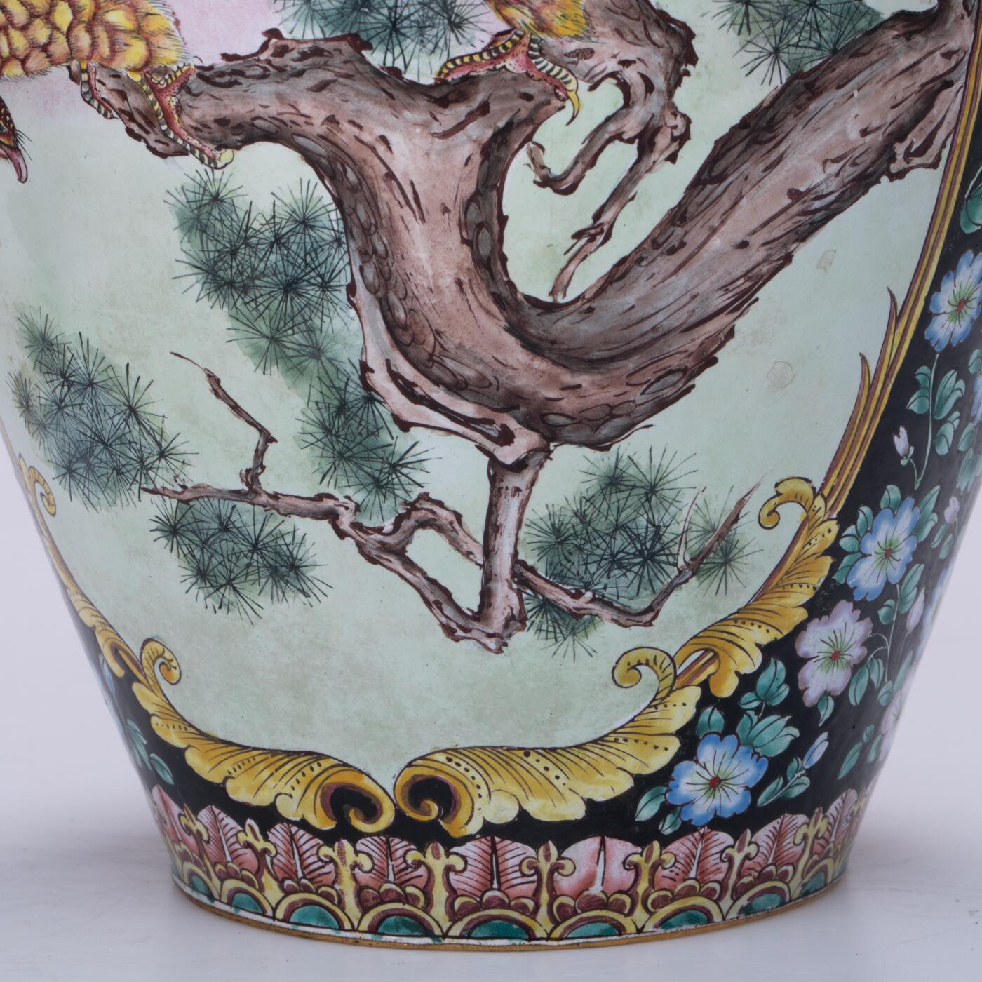 日本大阪雅和auction 2025金秋競賣會第一期 清 銅臺畫琺瑯鬆鷹圖花入 尺寸:W:23 H:37cm