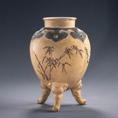 日本大阪雅和auction 2025金秋競賣會第一期 - 清 白泥花鳥詩文三足瓶 尺寸:W:14 H:21cm