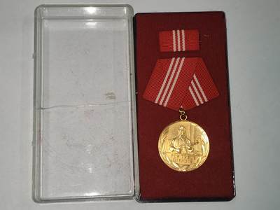 韵星假日拍卖第三十期 -- Rimey Holidays Auction 30 - 民主德国金级工战队忠诚服务奖章 带原盒略