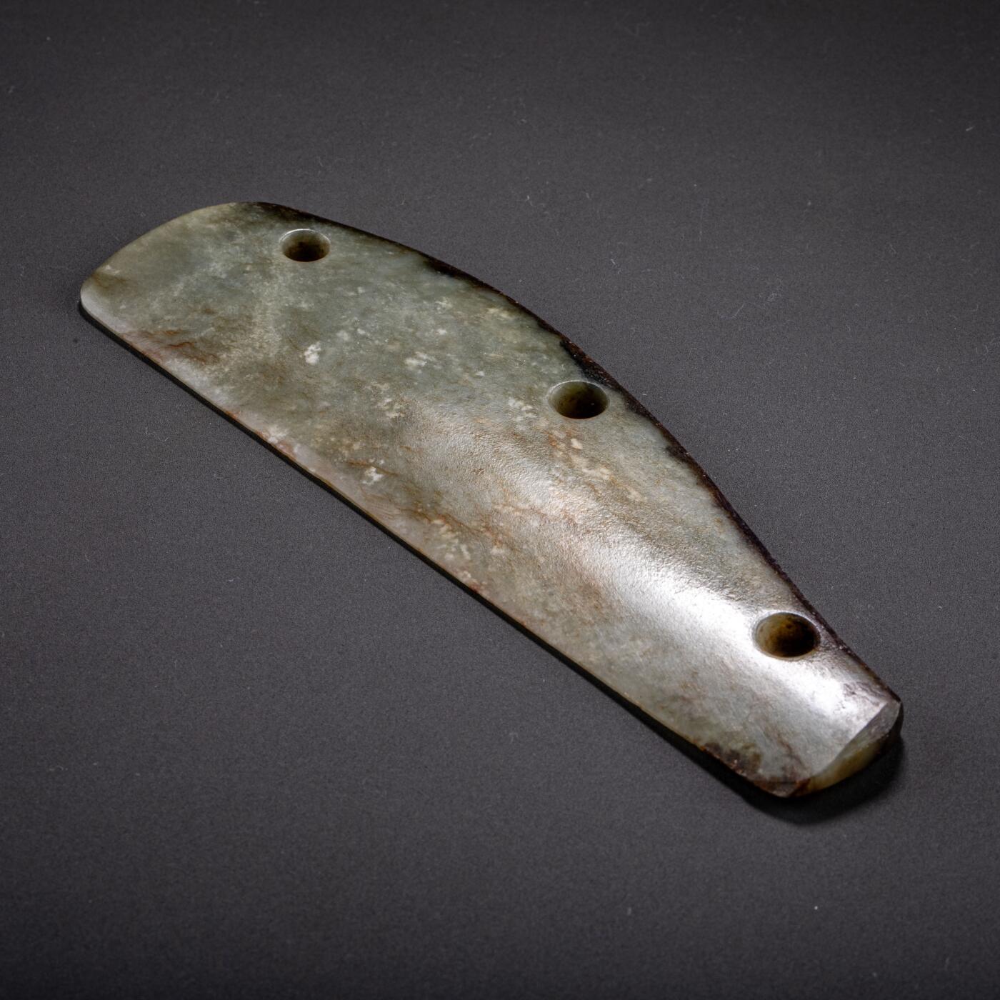 日本大阪雅和auction 2025金秋競賣會第一期 龍山文化三孔玉刀 尺寸:L:15cm