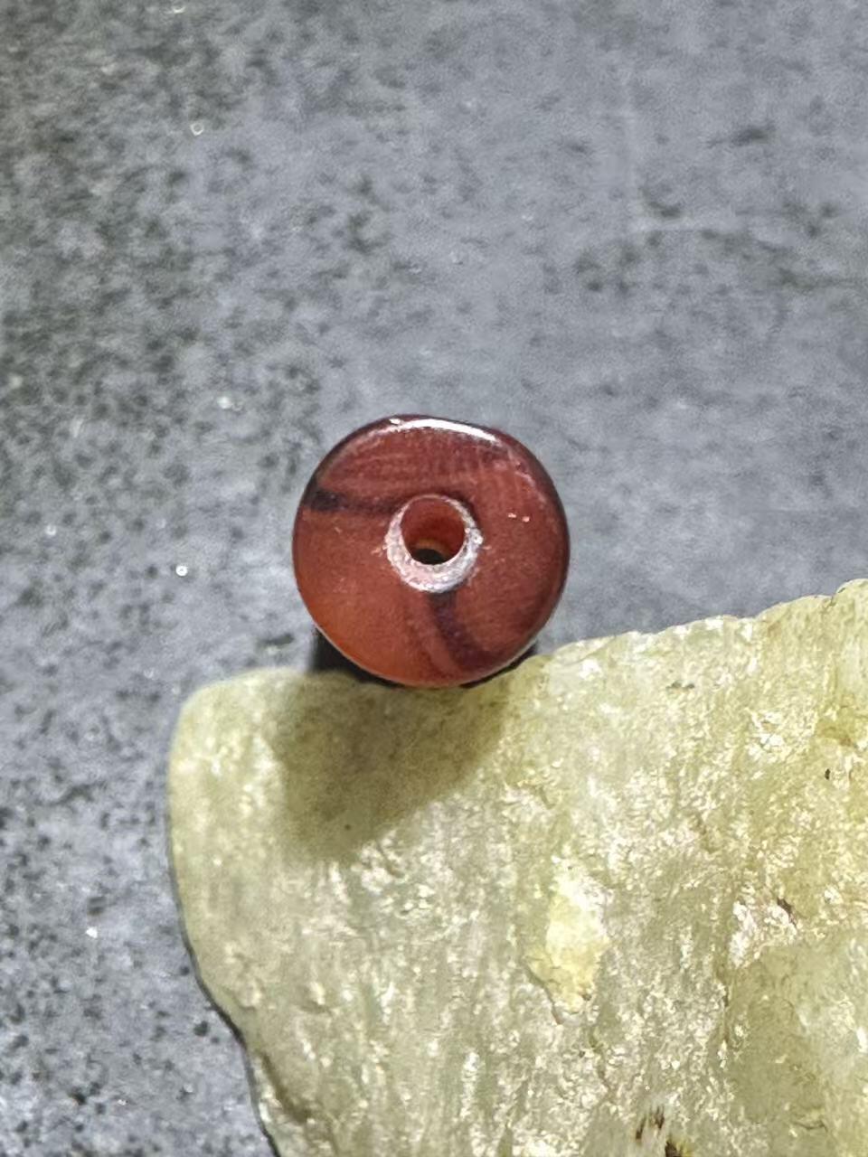 高玉化酒红色缠丝玛瑙通货直桶，桶珠一颗。