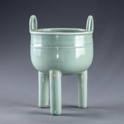日本大阪雅和auction 2025金秋競賣會第一期 - 南宋 龍泉窯葱管三足鼎 尺寸:W:13 H:20cm 備註:盒付   此件南宋龍泉窯青釉鼎式爐，通體施粉青釉，色澤清潤如玉，呈柔和青翠之調，光潔內斂，頗具玉質之美。爐身圓腹，雙耳高聳上揚，三足中空、形似蔥管，挺拔穩健。整體比例勻稱，線條簡潔流暢，盡顯宋代器物的典雅之風。此式承襲青銅禮鼎造型，融祭器莊嚴與文房雅玩於一體，既可焚香，又具觀賞之趣，充分體現宋人「以瓷擬玉」之審美理想與高潔意趣。