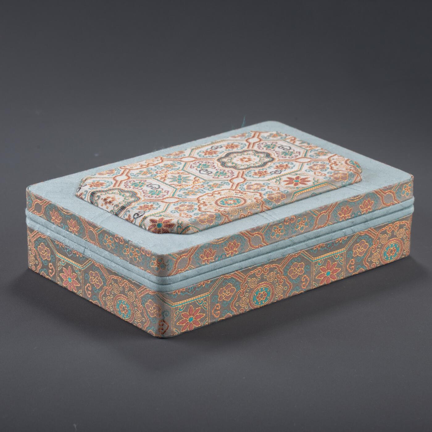 日本大阪雅和auction 2025金秋競賣會第一期 清 太上皇帝御賜養老牌 尺寸:L:14 W:8.5cm 備註:盒付