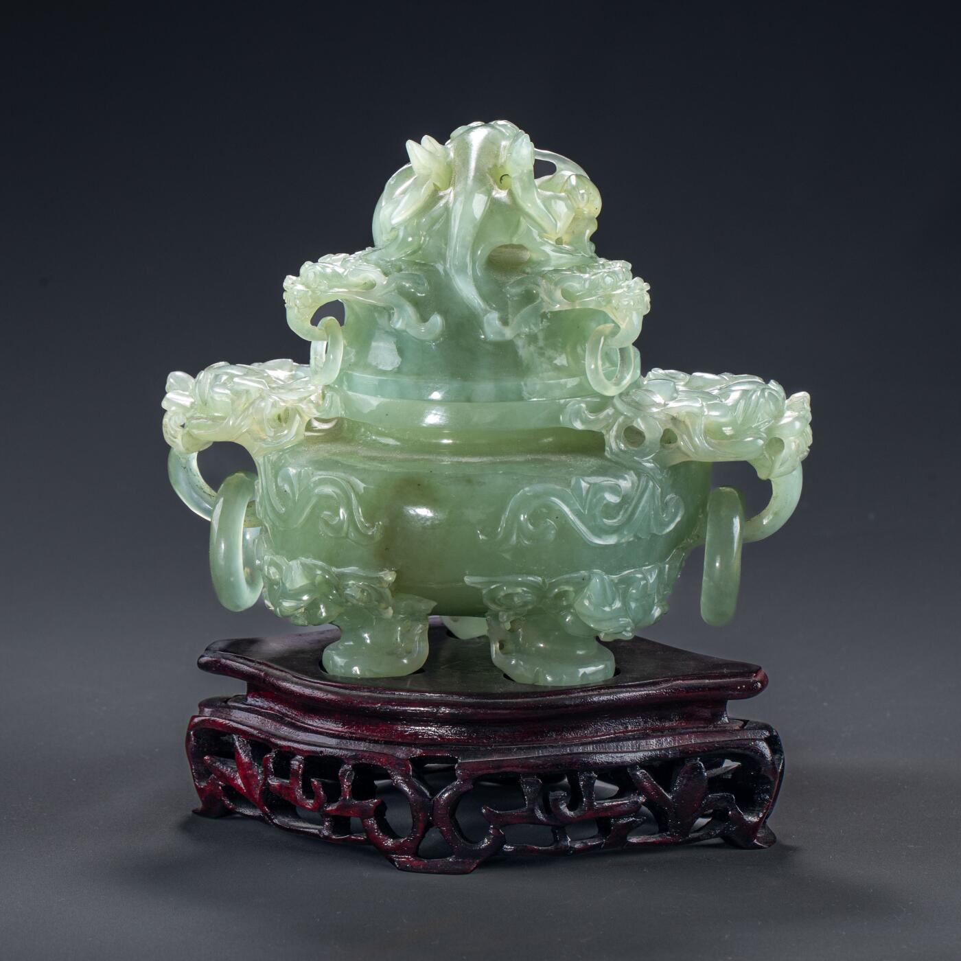 日本大阪雅和auction 2025金秋競賣會第一期 清 玉香爐 尺寸:W:17.5 H:14
底座W:15.5 H:4.5cm 備註:木箱,底座