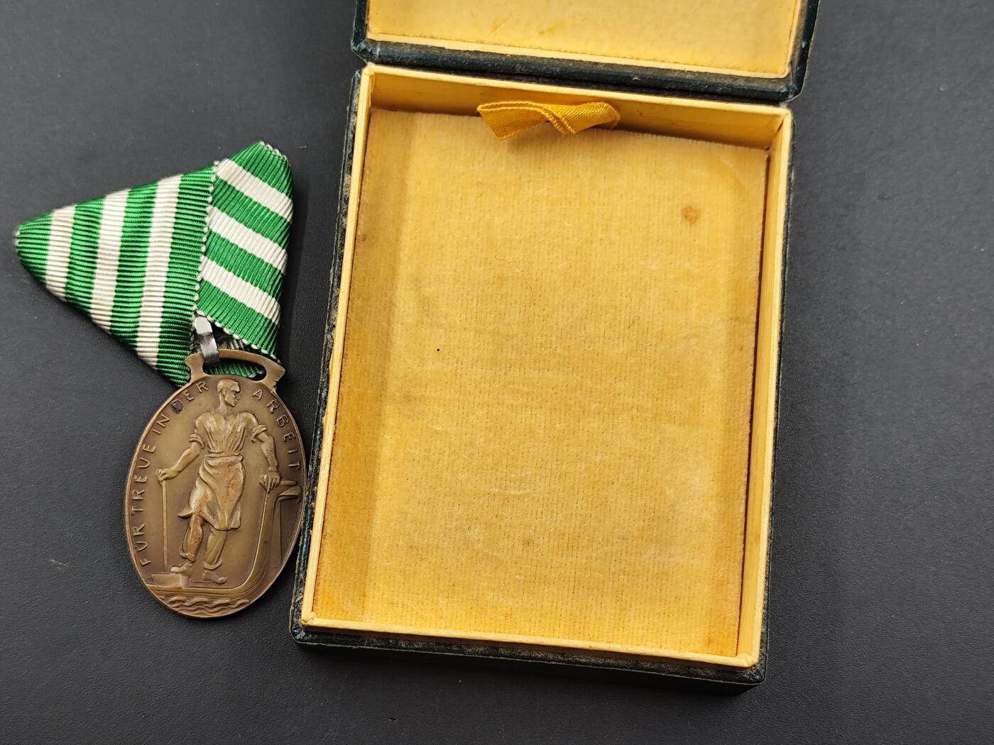 11月徽章新货项目 接下来都是精品场 欢迎关注 原盒稀少一战期间 开姆尼兹商会劳动忠诚奖章