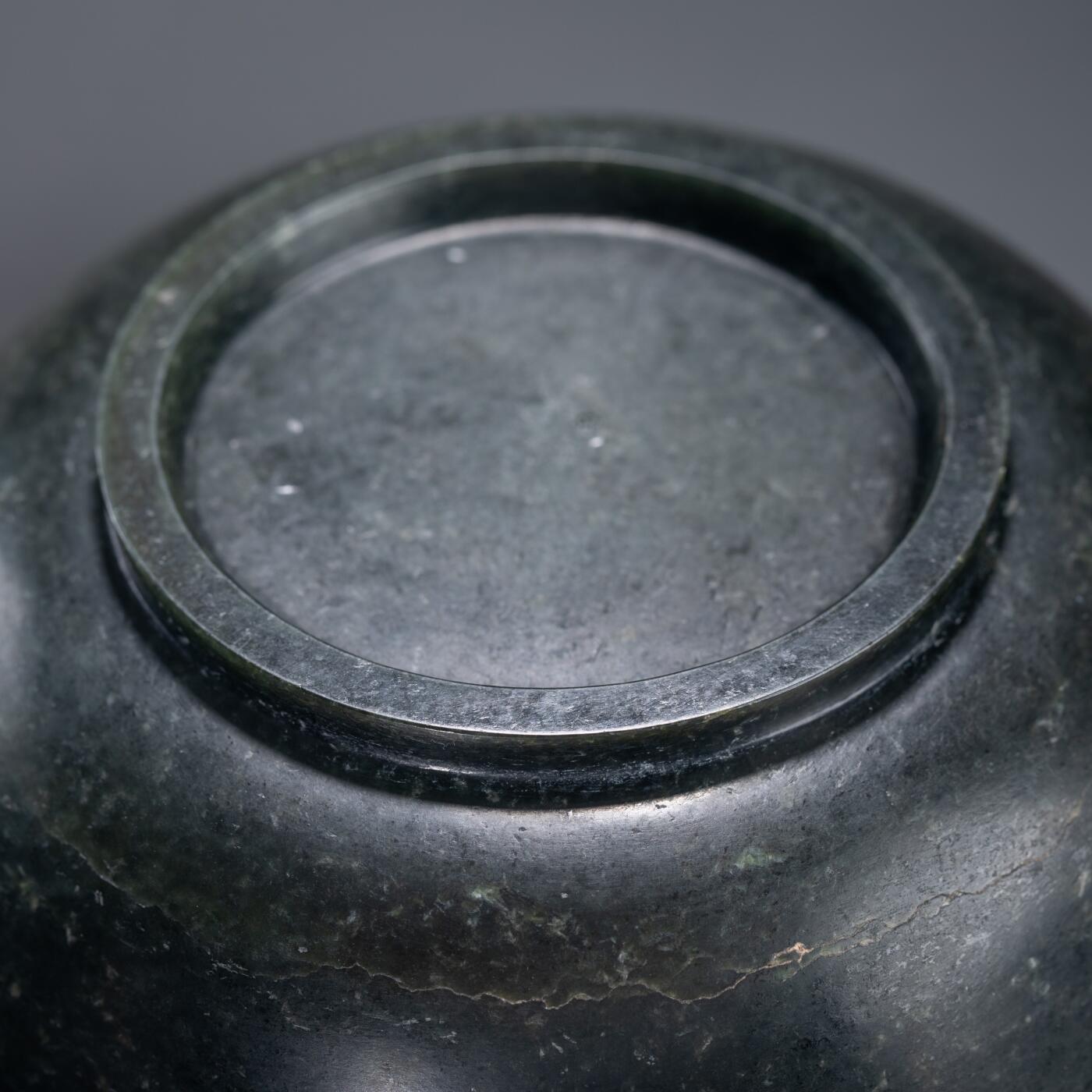 日本大阪雅和auction 2025金秋競賣會第一期 清 墨玉碗 尺寸:D:18 H:5.5
底座D:16 H:7cm 備註:木箱,底座