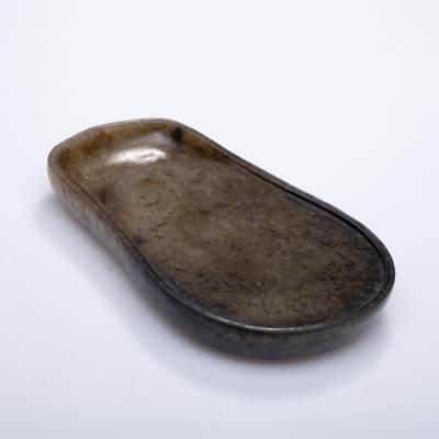 日本大阪雅和auction 2025金秋競賣會第一期 - 宋 白玉提油梨形硯 尺寸:L:14 W:8.5 H:2cm