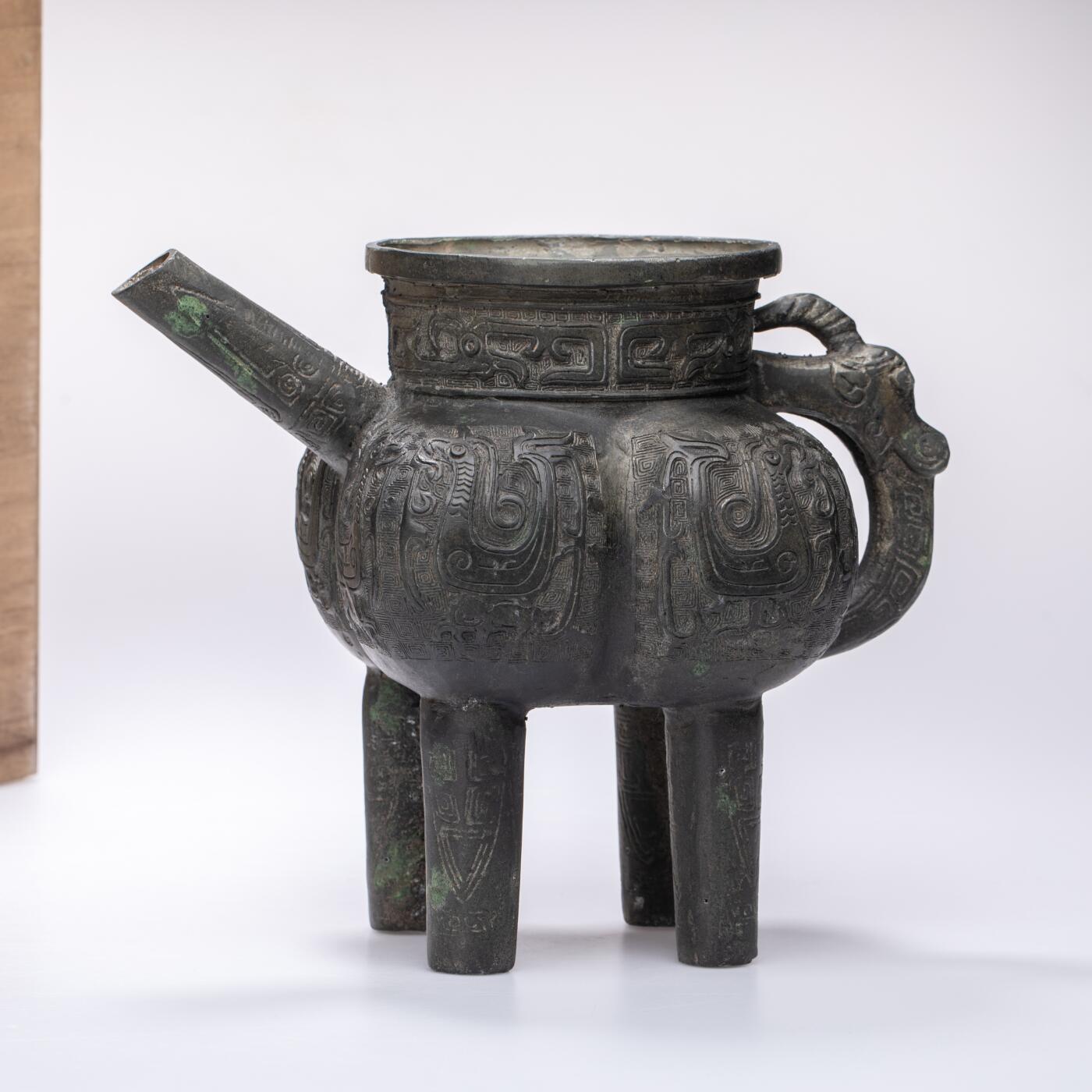 日本大阪雅和auction 2025金秋競賣會第一期 宋 铜凤鸟纹龙柄盉 尺寸:W:23 H:19cm 備註:盒付