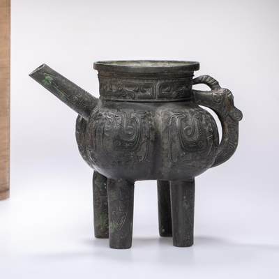 日本大阪雅和auction 2025金秋競賣會第一期 - 宋 铜凤鸟纹龙柄盉 尺寸:W:23 H:19cm 備註:盒付