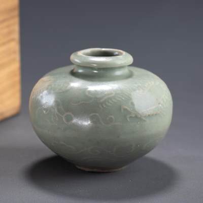 日本大阪雅和auction 2025金秋競賣會第一期 - 元 青瓷印花龍紋壺 尺寸:D:8.5 H:7cm 備註:木箱