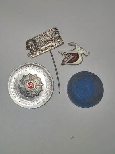 韵星假日拍卖第三十期 -- Rimey Holidays Auction 30 - 民主德国徽章一组 建国25 内务部服务