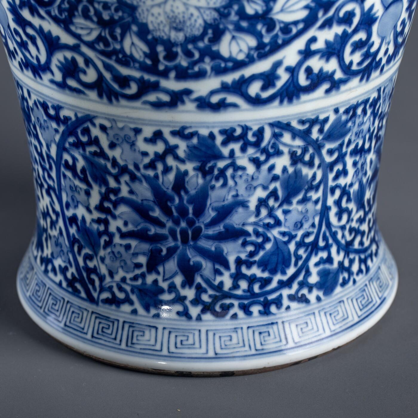 日本大阪雅和auction 2025金秋競賣會第一期 清 染付福祿蓮生貴子開窗瓶 尺寸:W:22 H:48cm