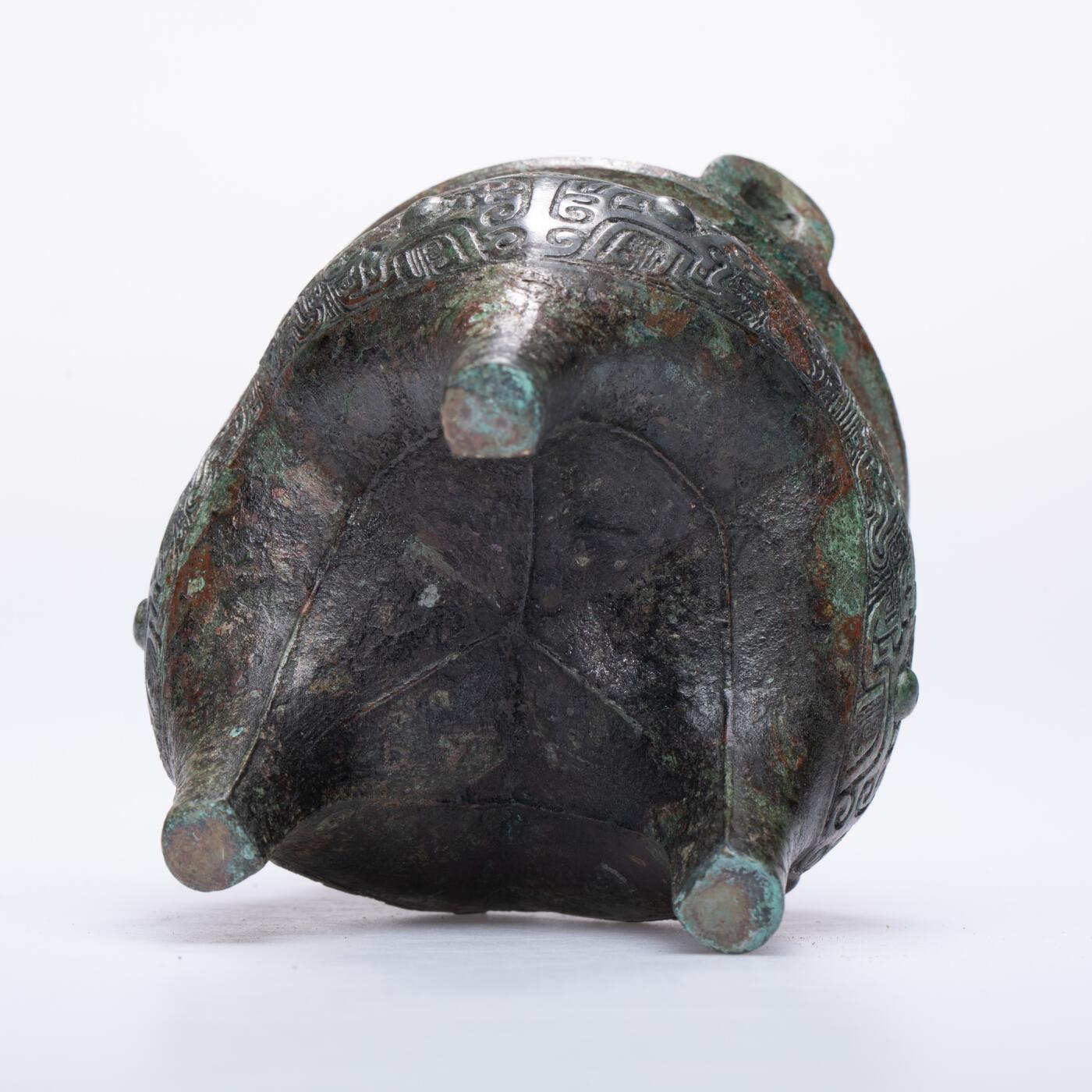 日本大阪雅和auction 2025金秋競賣會第一期 西周 饕餮紋分檔鼎 尺寸:W:9 H:11cm