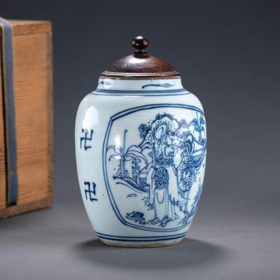 日本大阪雅和auction 2025金秋競賣會第一期 - 明 青花人物紋罐 尺寸:W:8 H:10.5cm 備註:木箱,盖