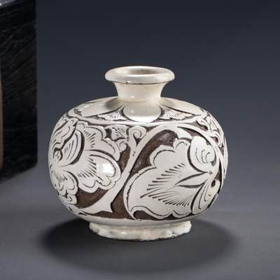 日本大阪雅和auction 2025金秋競賣會第一期 - 宋 磁州窯剔花入 尺寸:W:10 H:9cm 備註:木箱