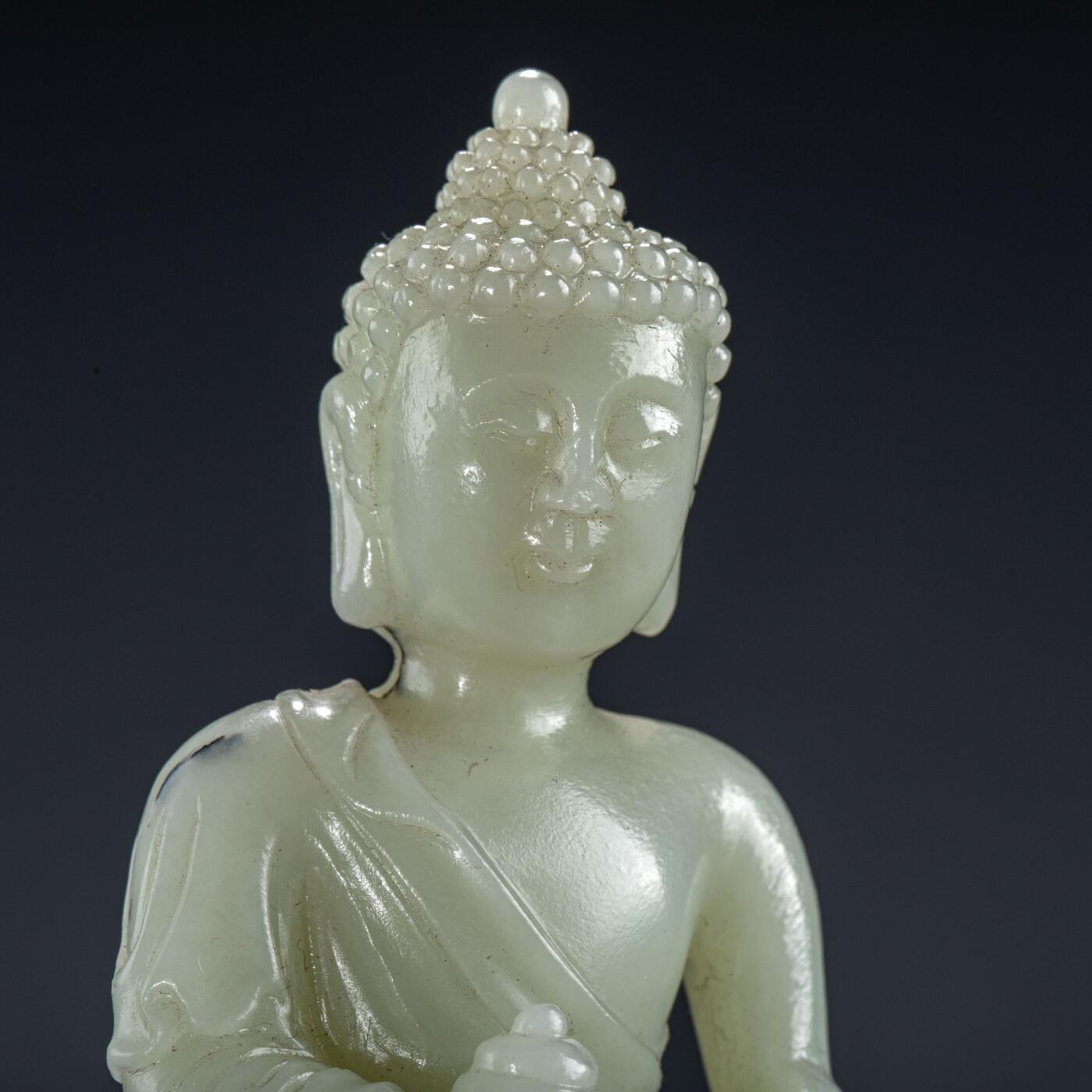 日本大阪雅和auction 2025金秋競賣會第一期 清 白玉釋迦摩尼坐像 尺寸:W:7 H:12.5cm 備註:盒付