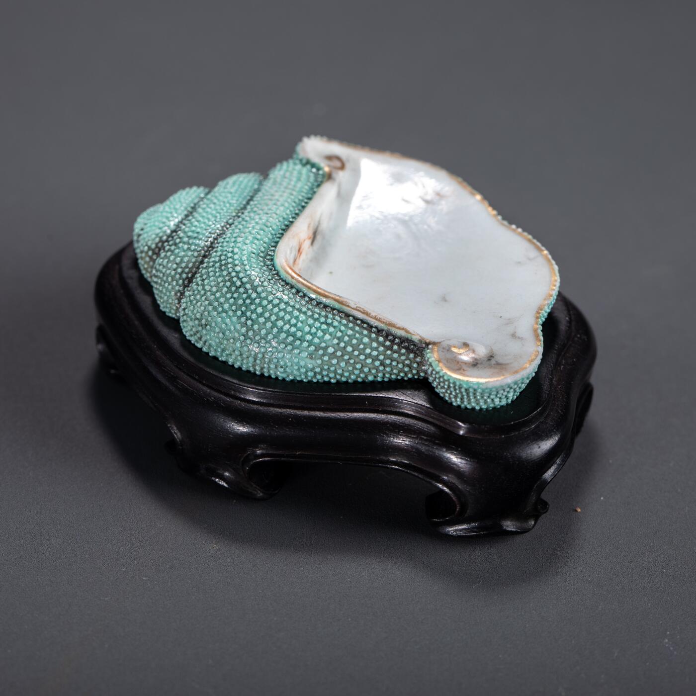 日本大阪雅和auction 2025金秋競賣會第一期 清 仿生釉海螺形筆舔 尺寸:W:7 H:1cm 備註:木箱,底座