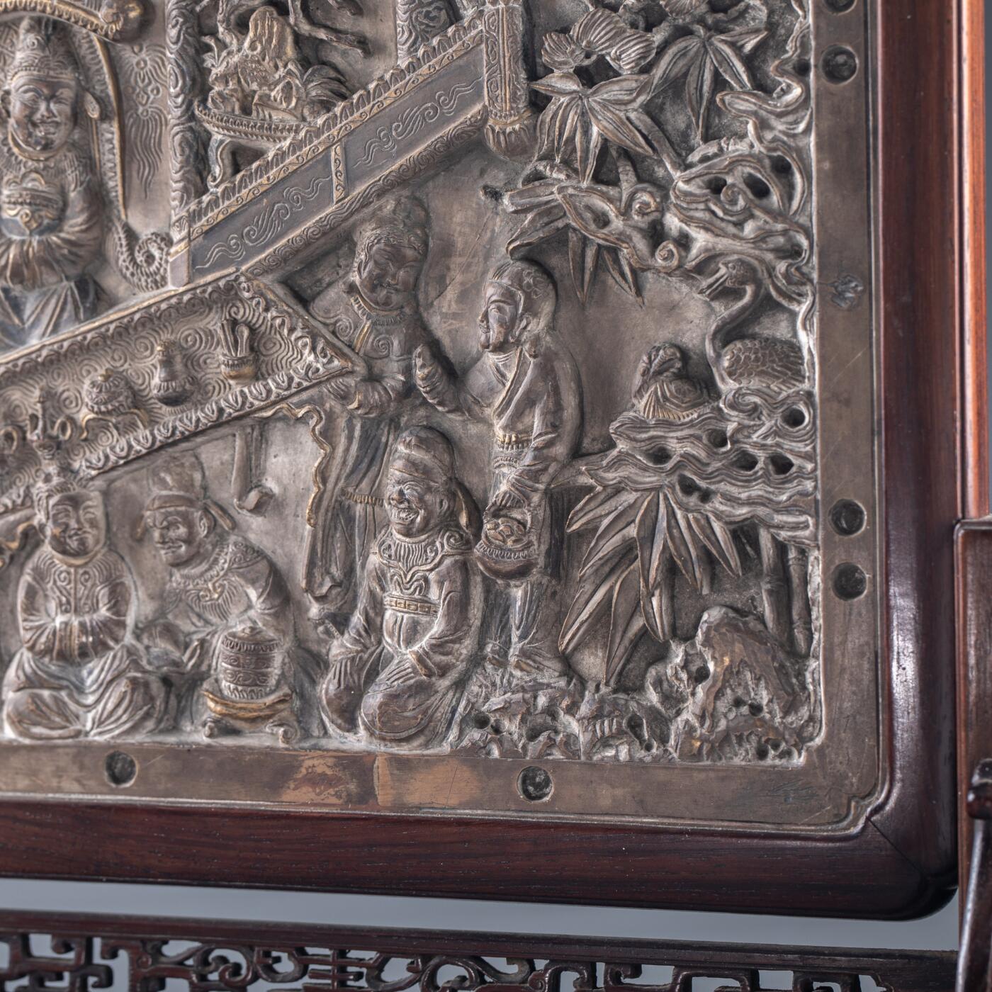 日本大阪雅和auction 2025金秋競賣會第一期 清 三杰圖硯屏 尺寸:連座W:31.5 H:32 cm 備註:底座