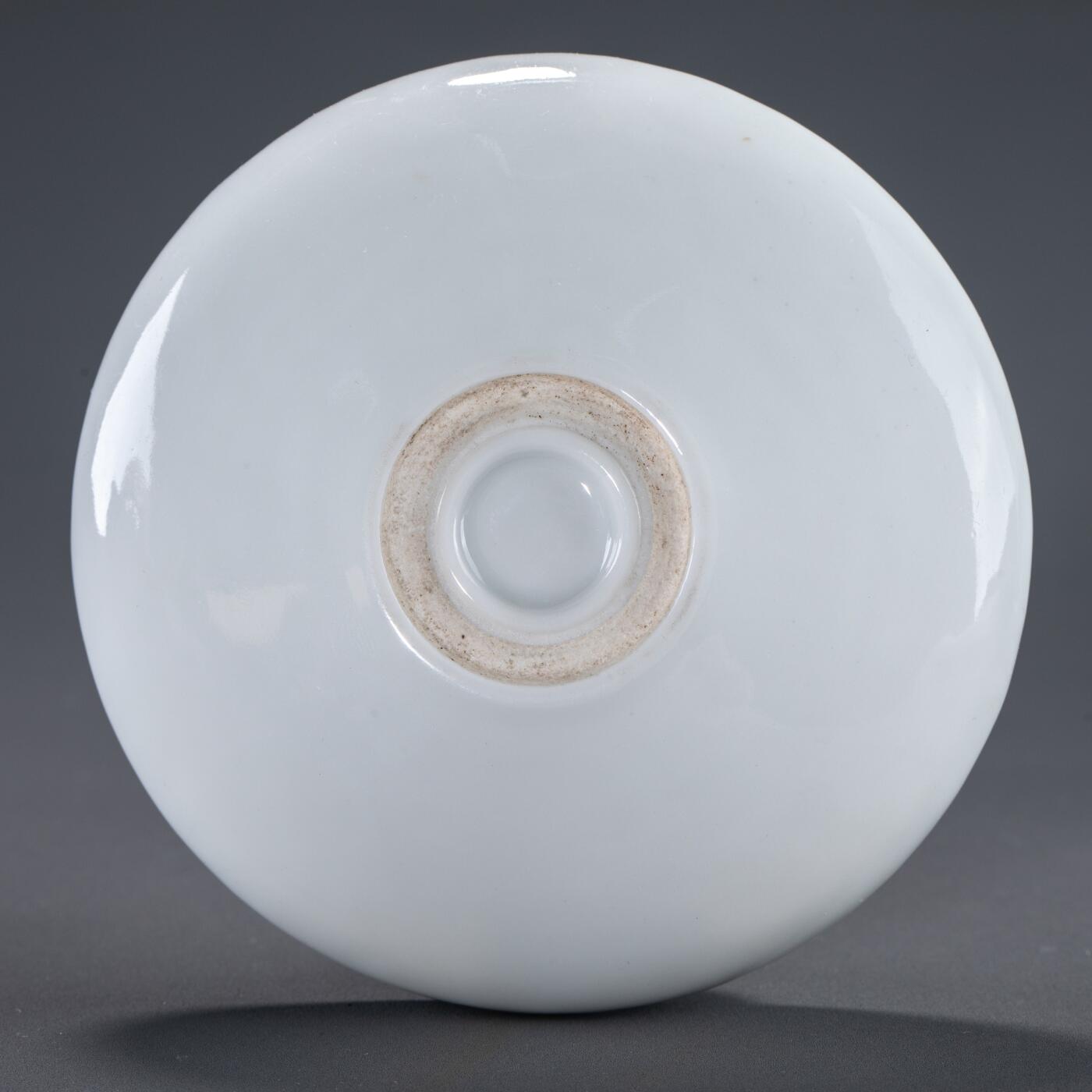 日本大阪雅和auction 2025金秋競賣會第一期 民國 達摩紋水盂 尺寸:D:9.5 H:2cm 備註:木箱,底座