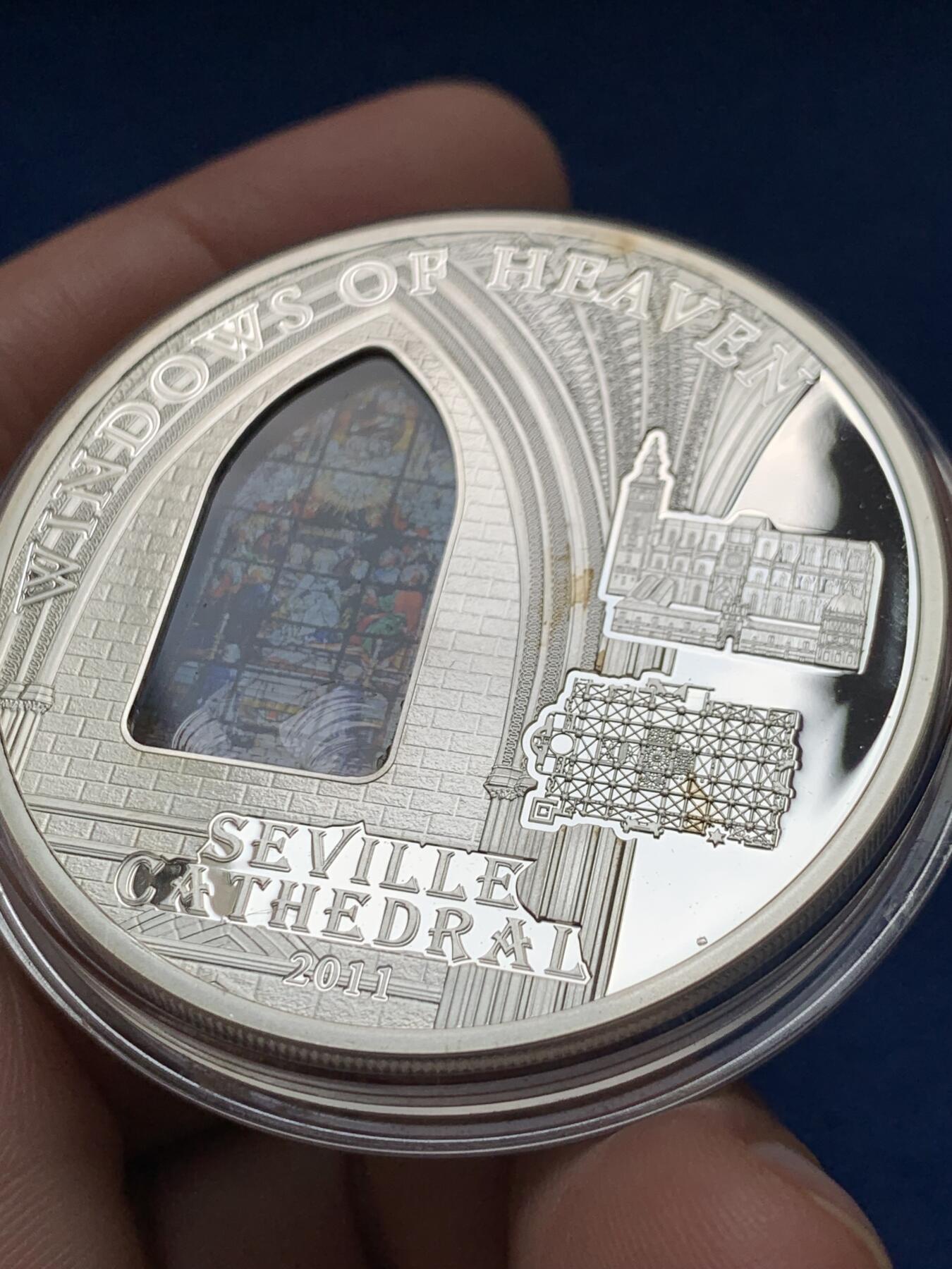 《竞宝斋》第435场 周日，周一2场连拍 （全场包邮） 库克群岛2011年塞维利亚大教堂天堂之门大银币，工艺非凡，925银，50克，发行量2000枚。彩玻璃处有损。