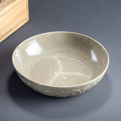 日本大阪雅和auction 2025金秋競賣會第一期 - 宋 越窯鸚鵡洗 尺寸:D:21 H:5cm 備註:木箱